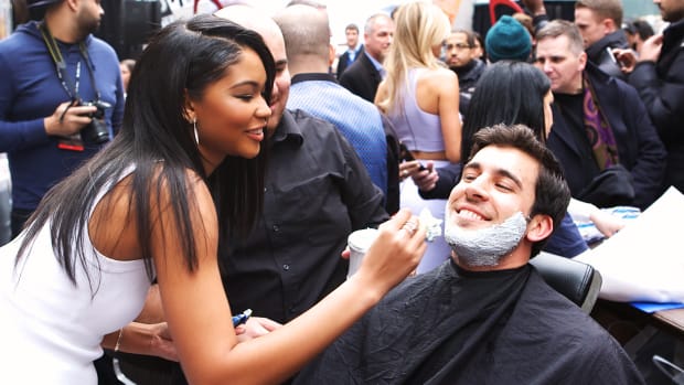 Chanel Iman, Sexy SI Swimsuit Model Gives Perfect Shave (image)